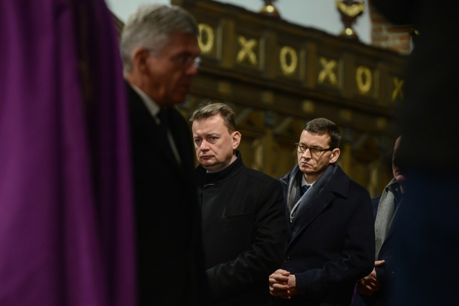Desygnowany na premiera Mateusz Morawiecki (P) i minister spraw wewnętrznych i administracji Mariusz Błaszczak (L) podczas wieczornej mszy świętej w warszawskiej archikatedrze św. Jana Chrzciciela /Jakub Kamiński   /PAP