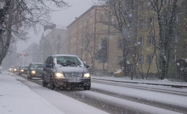 Deszcz i śnieg w całej Polsce. Trudne warunki na drogach