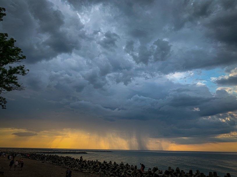 Deszcz nad Morzem Bałtyckim /123RF/PICSEL