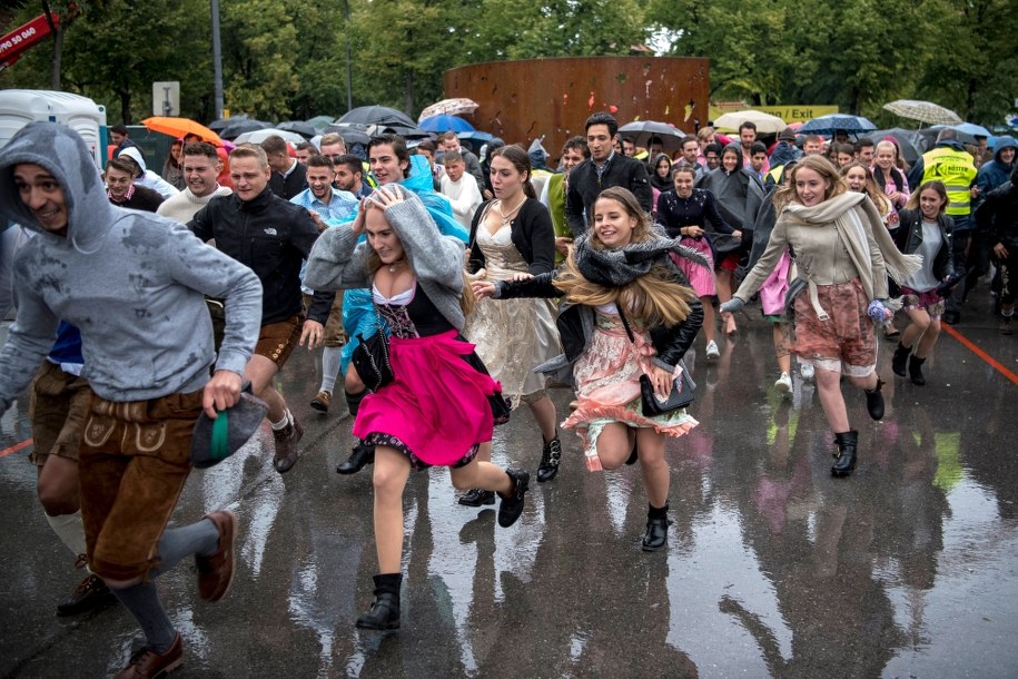 Deszcz nie odstraszył uczestników Oktoberfest /CHRISTIAN BRUNA /PAP/EPA