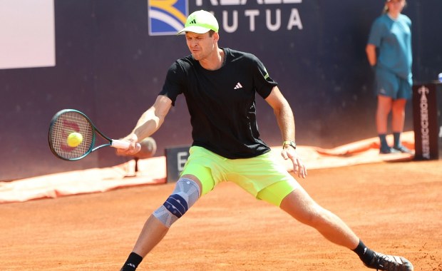 Deszcz nie zatrzymał Hurkacza. Polak w ćwierćfinale