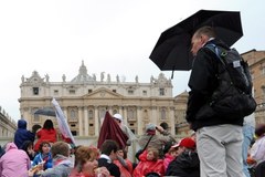 Deszcz niestraszny pielgrzymom na placu św. Piotra