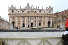 Deszcz niestraszny pielgrzymom na placu św. Piotra