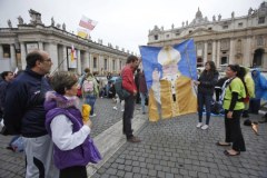 Deszcz niestraszny pielgrzymom na placu św. Piotra