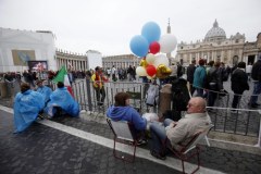 Deszcz niestraszny pielgrzymom na placu św. Piotra