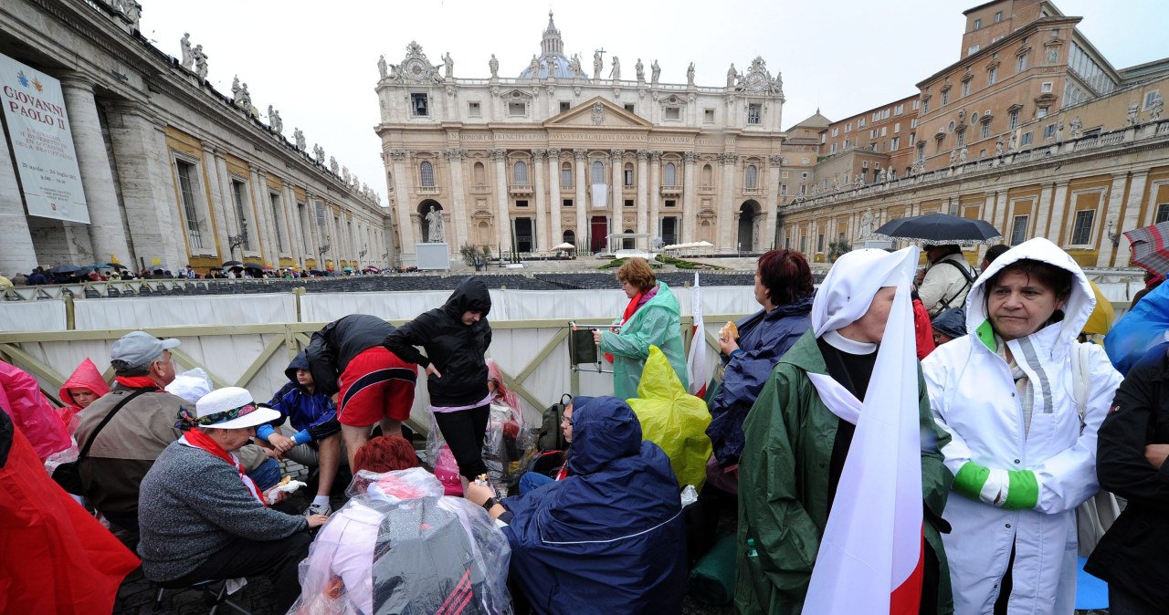 Deszcz niestraszny pielgrzymom na placu św. Piotra