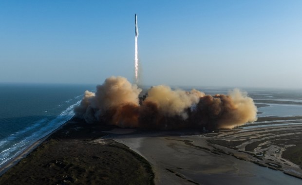 Deszcz odłamków po eksplozji Starshipa wpłynął na lot polskiego Dreamlinera