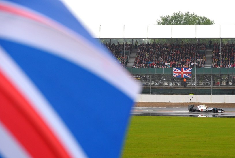 Deszcz pada na Silverstone /AFP