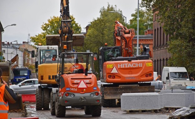 Deszcz pokrzyżował plany. Utrudnienia na Placu Zwycięstwa