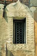 Detal architektoniczny: okno zamku w Dębnie /Encyklopedia Internautica