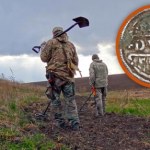 Detektoryści znaleźli na polu monety z IX wieku. Archeolodzy badają skarb