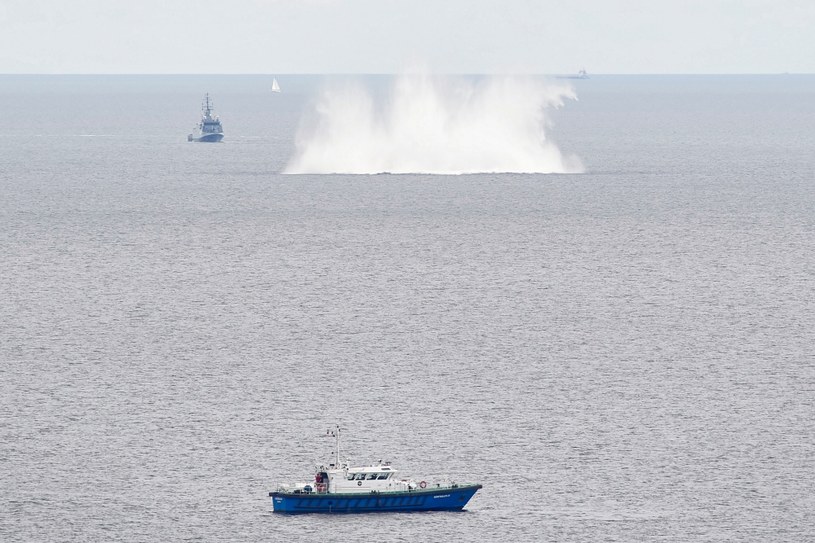Detonacja miny morskiej z czasów II wojny światowej, która zalegała przy południowym wejściu do portu /Adam Warżawa /PAP