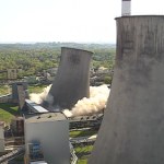 Detonacja w Elektrowni Łagisza. Ogromny komin runął w kilka sekund [WIDEO]