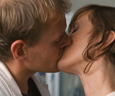 Devid Striesow i Sophie Rois w scenie z filmu "Trzy"