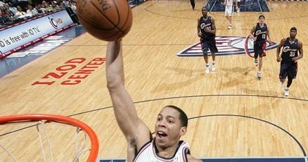 Devin Harris (na zdjęciu) nie wyglądał już tak pewnie w pojedynku z amatorem z Londynu /AFP