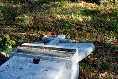 Dewastacja cmentarza w Łodzi
