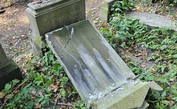 Dewastacja cmentarza żydowskiego w Katowicach. Wandale zniszczyli przedwojenne nagrobki