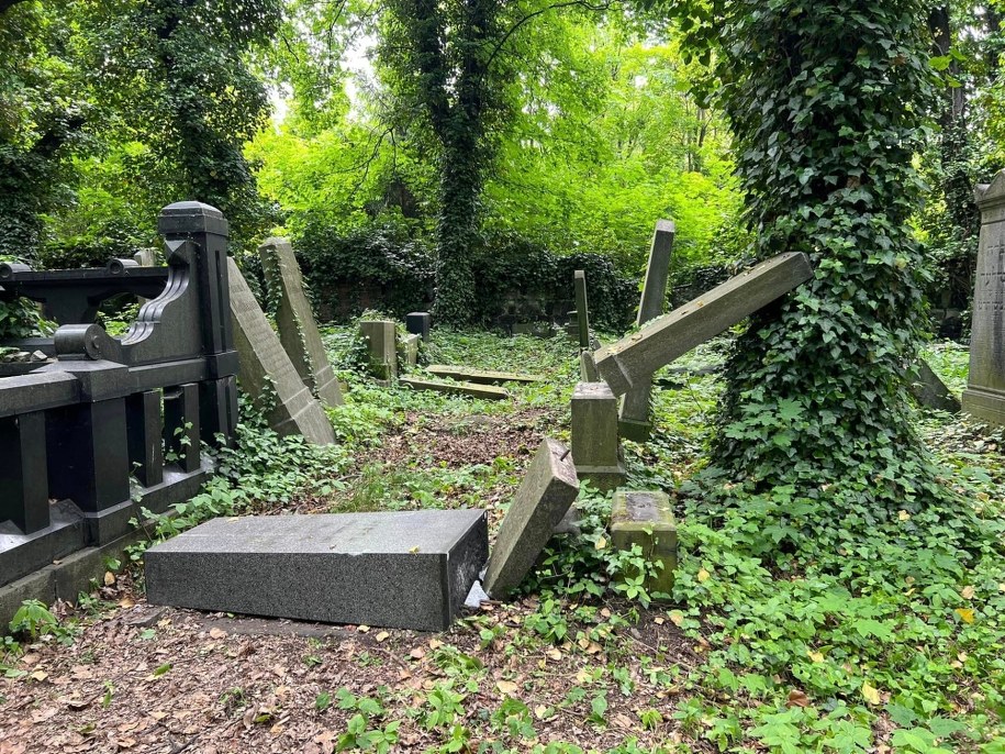 Dewastacja cmentarza żydowskiego /Stowarzysznie "Zachor" Cmentarz Żydowski Zabrze /