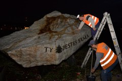 Dewastacja głazu papieskiego