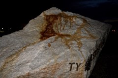 Dewastacja głazu papieskiego