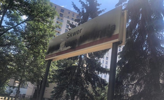 Dewastacja na skwerze Bohaterskiego Mariupola. Ktoś zamalował tabliczkę z nazwą