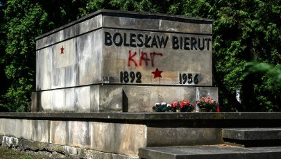 Dewastacja pomnika Bieruta. Jest postępowanie wyjaśniające ws. działań policjantów