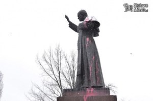 Dewastacja pomnika Jana Pawła II w Stalowej Woli. "Haniebny atak"