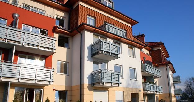 Deweloperzy, którzy dziś stawiają nowe budynki, często zaopatrują mieszkania w balkony i tarasy /&copy; Panthermedia