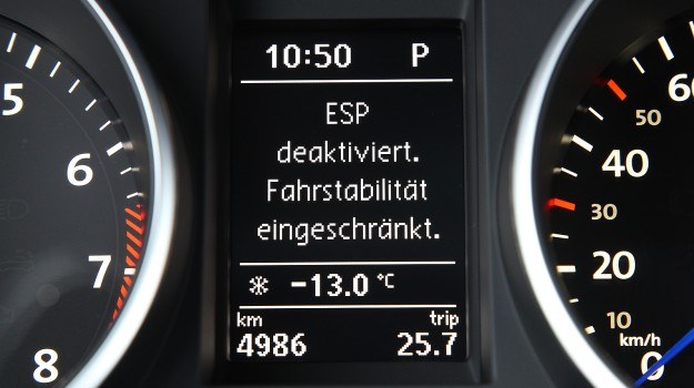 Dezaktywacja ESP lub systemu kontroli trackji opłaca się, gdy musimy "rozbujać" auto ruszając do przodu i do tyłu np. po zakopaniu w śniegu. /Volkswagen