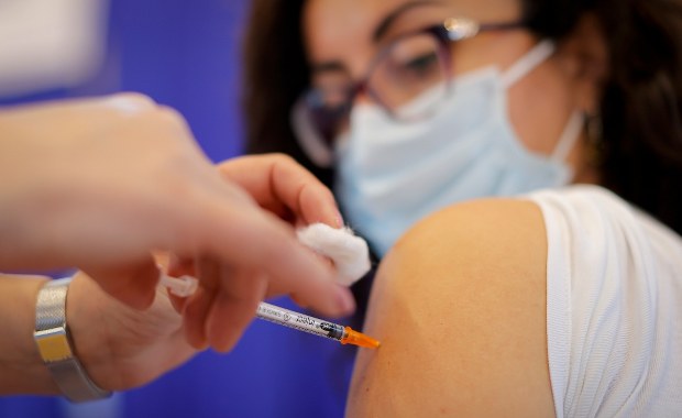 "Dezinformacja i zamieszanie". Przedstawiciele PPOZ ostro o zmianach w programie szczepień