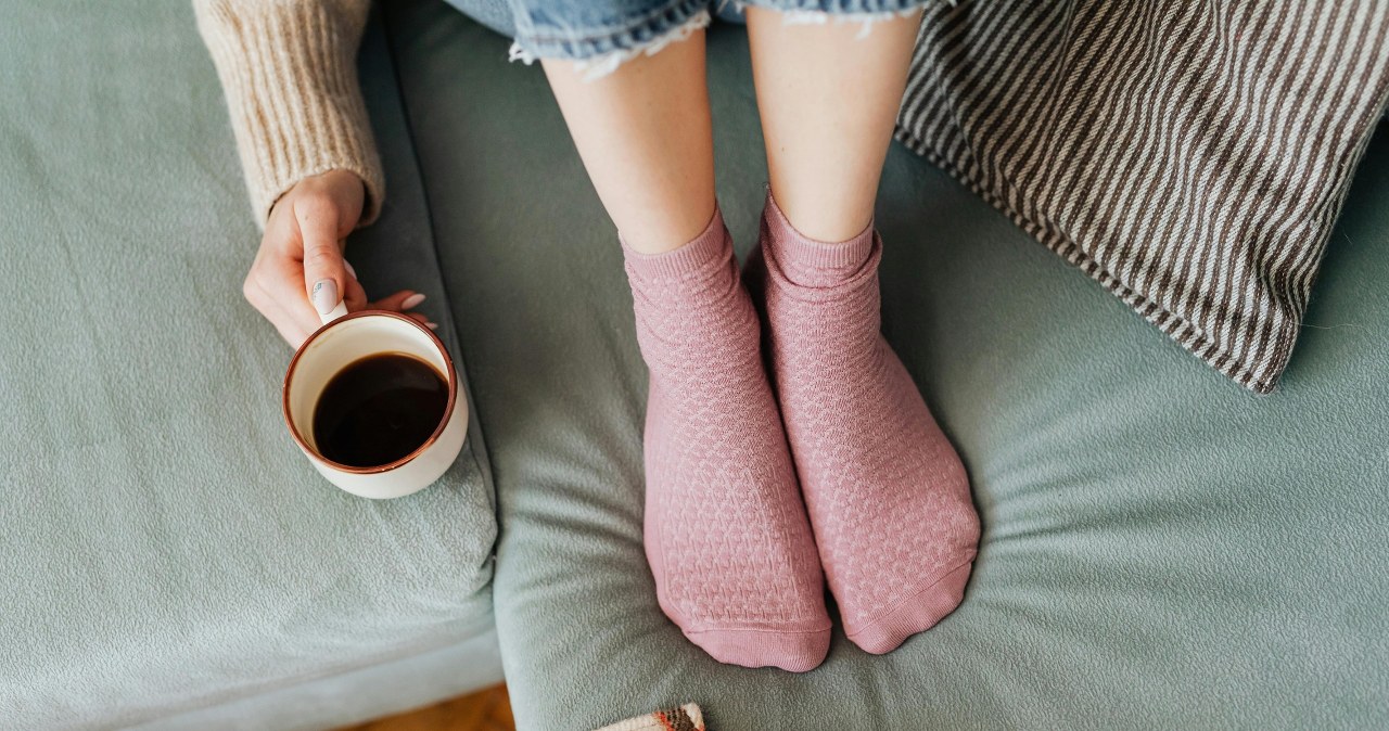 Dezodorant odświeżający na stopy to konieczność po całym dniu w ciepłych, jesiennych butach /Karola G /pexels.com