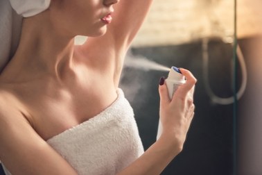 Dezodoranty i antyperspiranty. Dermatolog obala mity o ich działaniu 