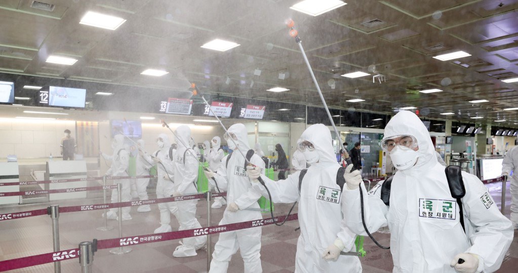 Dezynfekcja na lotnisku w południowokoreańskim Taegu /AFP