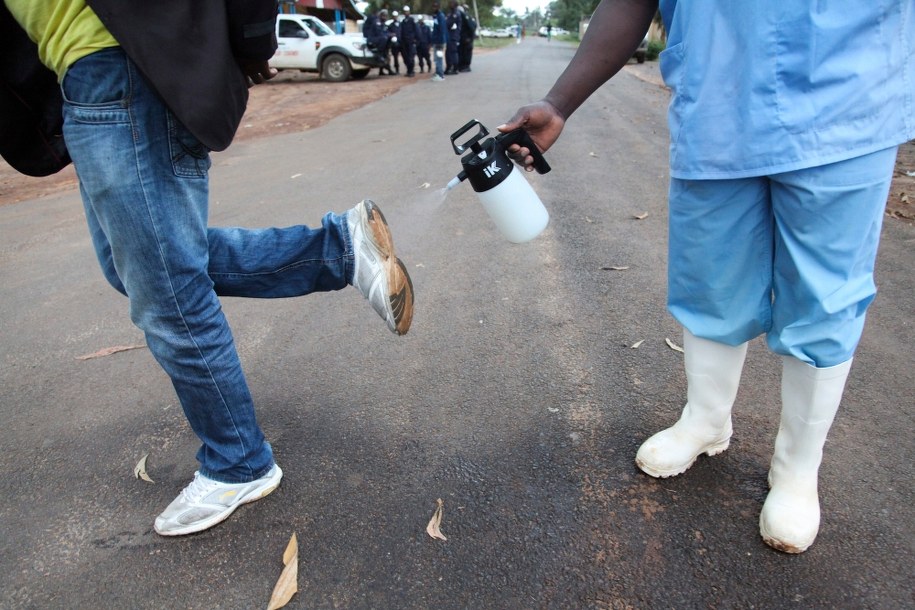 Dezynfekcja podeszw - ma to zapobiec rozprzestrzenianiu się wirusa /AHMED JALLANZO  /PAP/EPA