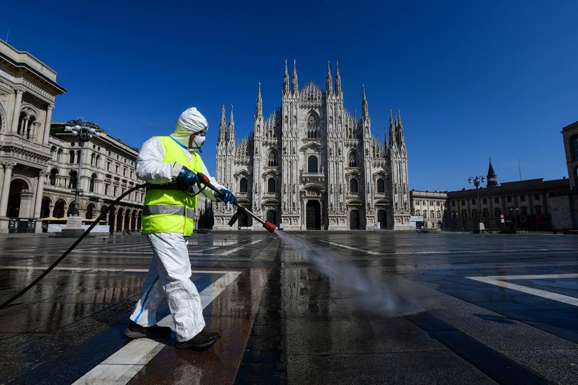 Dezynfekcja przed katedrą na Piazza Duomo w Mediolanie /AFP