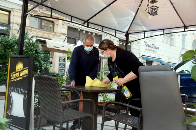 Dezynfekcja stolika w restauracji w Budapeszcie /Szilard Koszticsak /PAP/EPA
