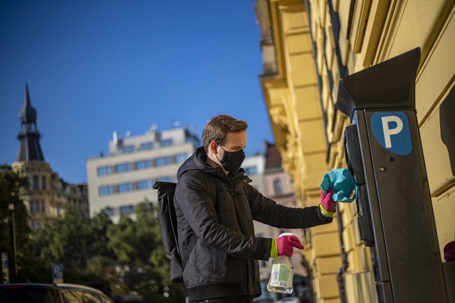Dezynfekowanie parkometru w Pradze /Martin Divisek /PAP/EPA