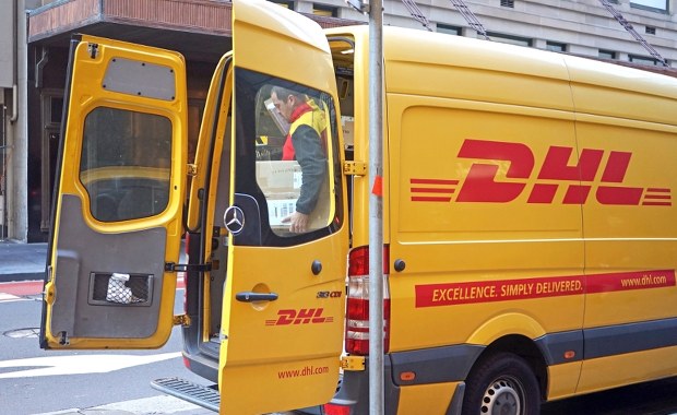 DHL wstrzymuje dostawy części paczek do USA