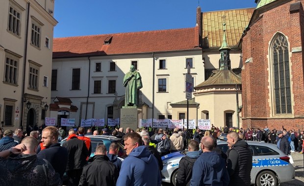 "Diaboliczny plan" miasta? Przedsiębiorcy protestowali przed magistratem w Krakowie 