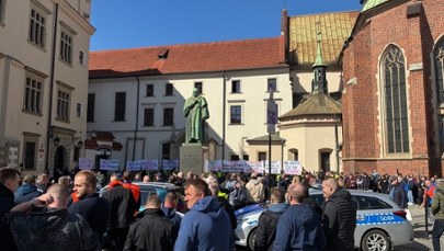 "Diaboliczny plan" miasta? Przedsiębiorcy protestowali przed magistratem w Krakowie 