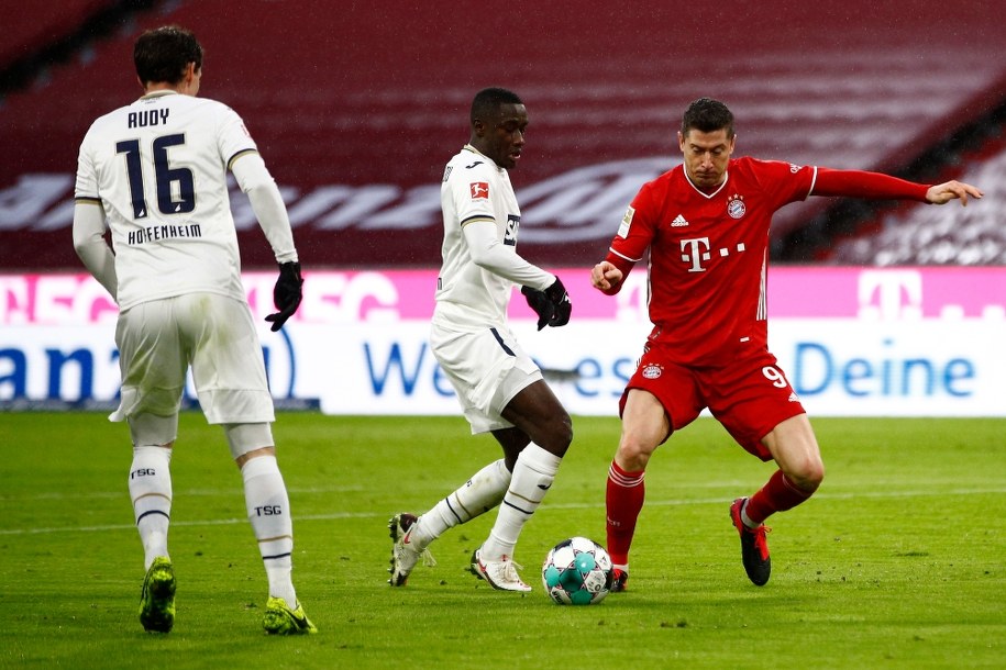 Diadie Samassekou z TSG 1899 Hoffenheim i polski napastnik Bayernu Monachium Robert Lewandowski w sobotnim meczu Bundesligi /ADAM PRETTY / POOL /PAP/EPA