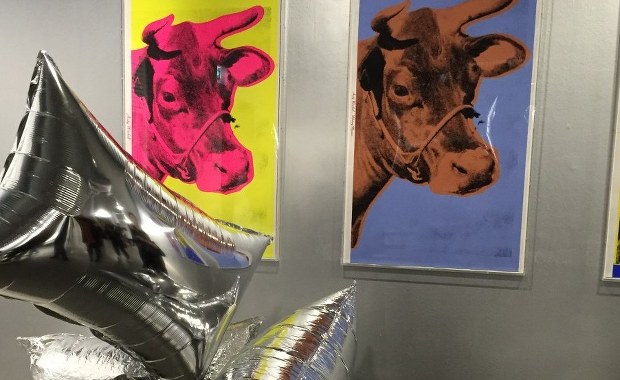 Diamentowy proszek i latające poduszki Warhola w Paryżu