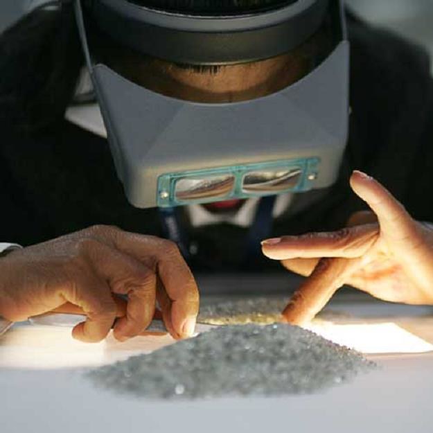 Diamenty z laboratorium są tańsze od kopalnych /AFP