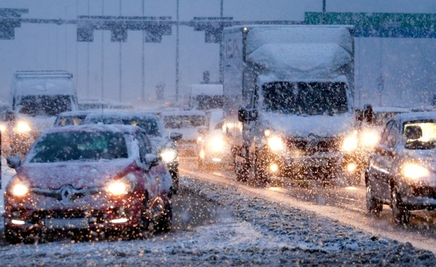 Diametralna zmiana pogody. Opady deszczu, śniegu i niebezpieczne mgły