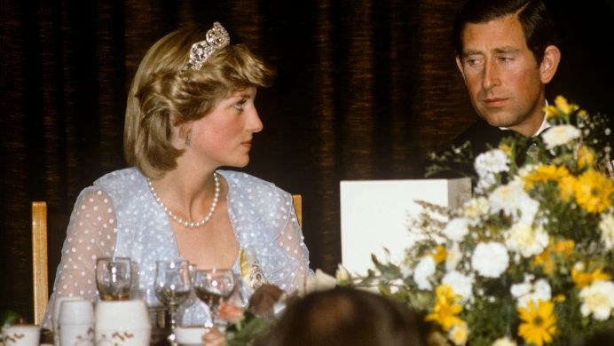 Diana nie rozumiała wielu tradycji i zwyczajów panujących na królewskim dworze /DAVID LEVENSON /Getty Images