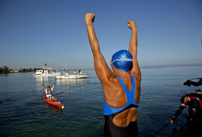 Diana Nyad wita swoją grupę wsparcia w 2013 roku /AP/EAST NEWS /East News