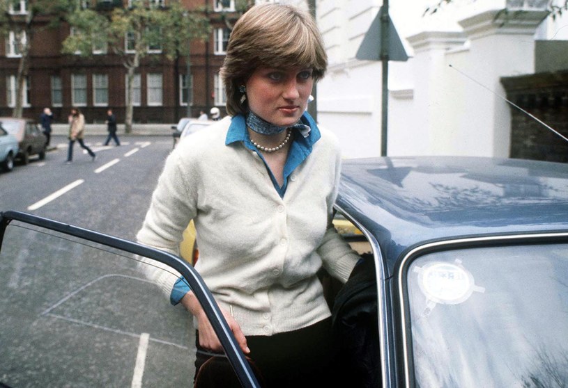 Diana Spencer poznała księcia Karola w 1977 roku. Media natychmiast zaczęły ją śledzić /Getty Images