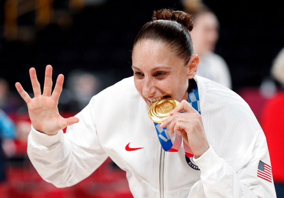 Diana Tourasi podczas dekoracji medalowej. Drużyna USA zdobyła złoty medal w koszykówce kobiet /Kiyoshi Ota /PAP/EPA