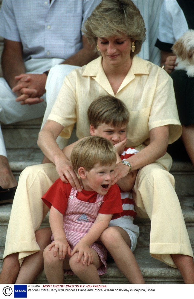 Diana towarzyszyła synom na co dzień. Karol rzadko, najczęściej podczas oficjalnych okoliczności /East News