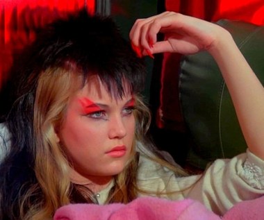 Diane Ladd wspiera córkę od samego początku jej kariery. Nie miała nawet nic przeciwko udziałowi 12-letniej Laury w punkrockowym musicalu "Ladies and Gentlemen, the Fabulous Stains" (1982).

Na potrzeby tego filmu musiałam ufarbować połowę głowy na czarno, a drugą połowę na biało - wspomina Dern. - Grali w nim również dwaj członkowie Sex Pistols. Kiedy po raz pierwszy zjawiłam się na planie, wyglądałam jak Alicja w Krainie Czarów - a po zakończeniu zdjęć, kiedy trzeba było wracać do szkoły, musiałam ogolić sobie połowę głowy. Można powiedzieć, że tą rolą przekroczyłam próg dorosłości. Co ciekawe, po jej zagraniu czułam się nawet bardziej niewinna niż wcześniej...
 